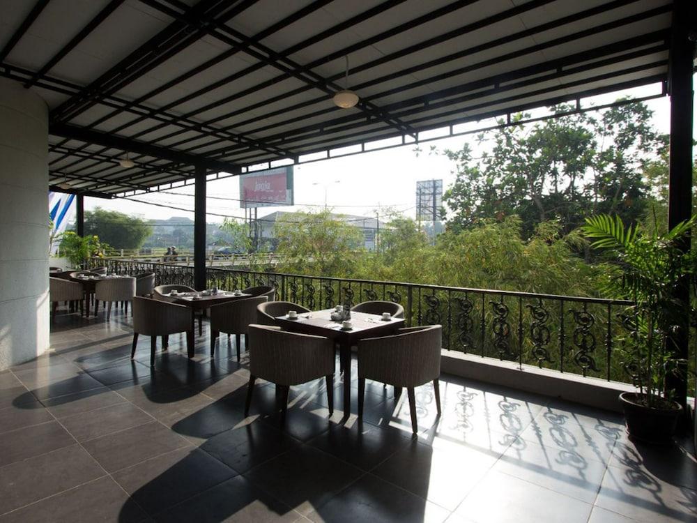D'Salvatore Boutique Hotel Yogyakarta Maguwo Exterior foto